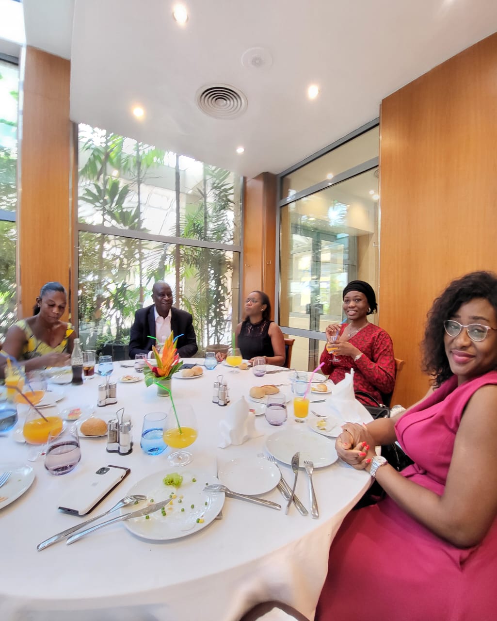 Le DG déjeune avec les dames d'ACS à l'hôtel TIAMA.